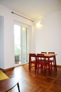 jadalnia ze stołem i krzesłami oraz oknem w obiekcie Splendido appartamento a Pagano w Mediolanie