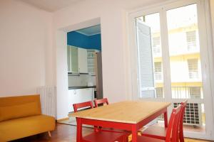 kuchnia i jadalnia z drewnianym stołem i krzesłami w obiekcie Splendido appartamento a Pagano w Mediolanie
