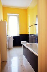 żółta łazienka z umywalką i toaletą w obiekcie Splendido appartamento a Pagano w Mediolanie