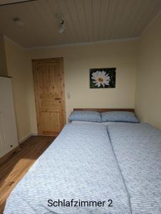 um quarto com uma cama com um edredão azul em Ferienwohnung Wittenförden em Wittenförden