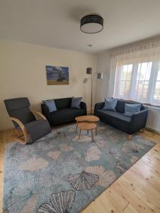 uma sala de estar com um sofá e uma mesa num tapete em Ferienwohnung Wittenförden em Wittenförden