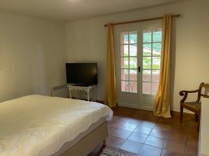 Televízia a/alebo spoločenská miestnosť v ubytovaní Maison de Saint Arnoux