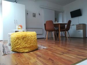 Telewizja i/lub zestaw kina domowego w obiekcie Hill apartman - MAKSIMIR Rebro