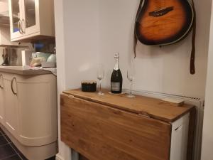 una cocina con 2 copas de vino en una barra de madera en Hopefield, en Newport
