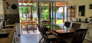 eine Küche mit einem Glastisch und Stühlen in der Unterkunft ZENIA HOSTEL in Playa Flamenca