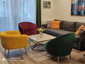 ein Wohnzimmer mit 2 Stühlen und einem Sofa in der Unterkunft BudapestStyle Superior Family Apartman, Private Parking, Breakfast in Budapest