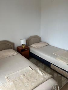 Postel nebo postele na pokoji v ubytování Gjoni Guest House