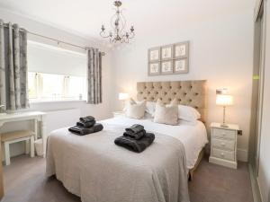 een slaapkamer met een bed met twee handdoeken erop bij East View in Cheltenham