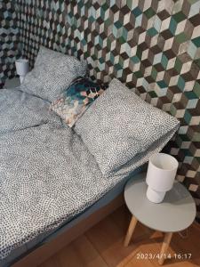 una cama con almohadas y una mesa en una habitación en B4 Garden ***, en Siófok
