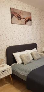 una camera con un letto e una foto appesa al muro di House Two a Braşov