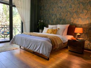 een slaapkamer met een groot bed met bloemenbehang bij 3 Rooms VIP Apartment on Metallurgov 5 in Zaporozhye