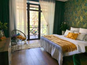 Ein Bett oder Betten in einem Zimmer der Unterkunft 3 Rooms VIP Apartment on Metallurgov 5