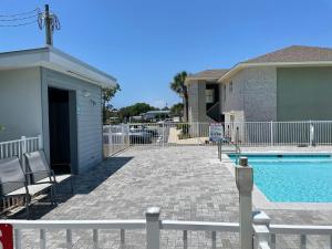 a backyard with a swimming pool and a house at Pelican at Sound Side in Fort Walton Beach