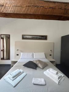 een slaapkamer met een bed met twee handdoeken erop bij Al Castello in Ferrara