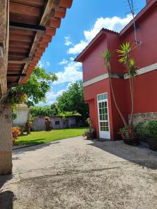 una casa roja con una puerta blanca y una entrada en CarreraHouses Campito, en Vigo