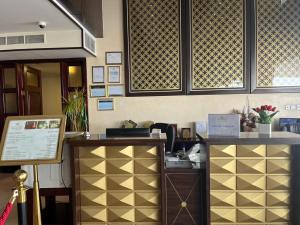 a lobby with a desk and a counter with gold panels at فندق اليمامه الفندقية in Al Nairyah
