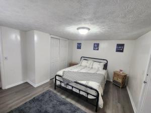 een kleine slaapkamer met een bed en een tapijt bij Couples lake house retreat. in Dayton