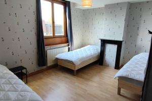 a room with two beds and a window at TOK TOK Ronchin Maison Proche toutes commodités Lille in Ronchin