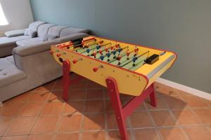 a ping pong table in front of a couch at TOK TOK Ronchin Maison Proche toutes commodités Lille in Ronchin
