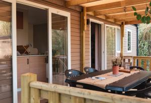 a patio with a table and chairs on a porch at Gallina Varja in Sotta