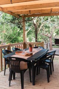 a black table and chairs on a wooden deck at CAMPING GALLINA VARJA in Sotta