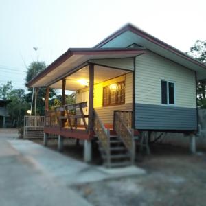 Ban Tha Ngamにあるบ้านสวนริมน้ำวังใหญ่ห้อง a4 วังสามหมอ อุดรธานีの小屋(ポーチ付)