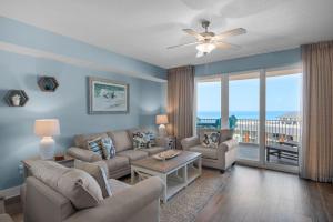 un soggiorno con un divano e un ventilatore a soffitto di Calypso 3-708 a Panama City Beach