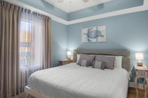 una camera da letto con un letto grande e una finestra di Calypso 3-708 a Panama City Beach