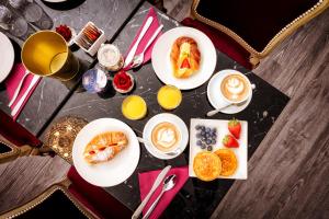 una mesa cubierta con platos de comida y bebida para el desayuno en Sinfonia 23 en Rávena