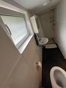 ein kleines Bad mit WC und Waschbecken in der Unterkunft 1 Room in Hannover