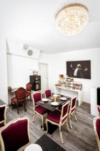 拉文納的住宿－Sinfonia 23，一间带桌椅和吊灯的用餐室