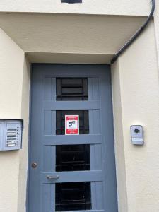 eine blaue Tür mit einem Rauchverbot darauf in der Unterkunft le studio de Molière in Montluçon