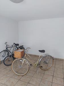 L'appartamento Italia B. في تريفيزو: كانت هناك دراجتين متوقفتين بجانب بعضهما في غرفة