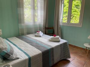 een slaapkamer met een bed met handdoeken erop bij Villa Pigi in Méson Yerakaríon
