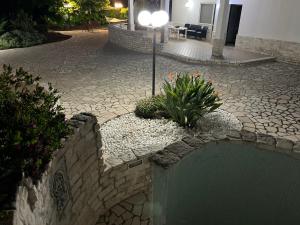 pared de piedra en un patio con patio en Villa Eugenia in Campomarino di Maruggio, Puglia - casa vacanze, en Campomarino