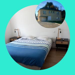 duas imagens de um quarto com uma cama e uma casa em La Menuiserie em Myennes