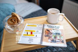 uma mesa com um livro e uma chávena de café em Champ's Urban Sanctuary em Talin