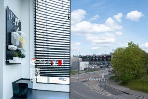 duas fotografias de um edifício com vista para uma rua em Champ's Urban Sanctuary em Talin
