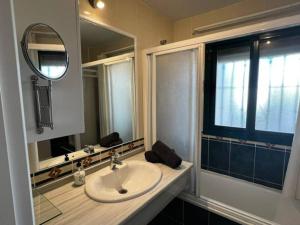 Phòng tắm tại Ruim appartement, zonnig terras, Alhaurin Golf!