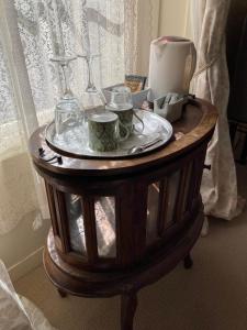 una mesa con una placa de cristal y gafas. en Faversham House en York