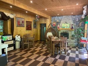 salon ze stołem i kamiennym kominkiem w obiekcie Grunok (Adults only) w mieście Pilipets
