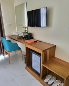 Habitación con escritorio, silla y espejo. en Romano Hotel en Kampot