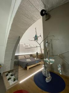Archome Luxury Apartment في برينديسي: غرفة نوم بسرير في غرفة
