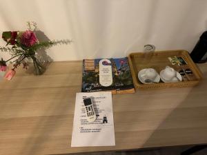 una mesa con una tarjeta y una caja en ella en Hotel De Dampoort en Middelburg