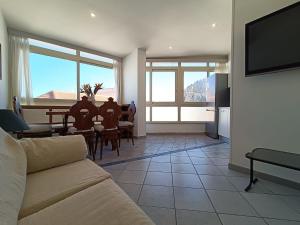 Μια τηλεόραση ή/και κέντρο ψυχαγωγίας στο Attico al Centro