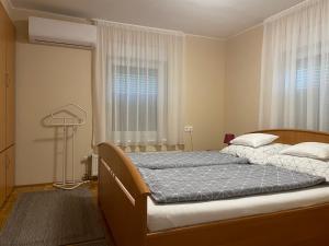 um quarto com 2 camas e uma janela em Kertes nyaralóház em Keszthely