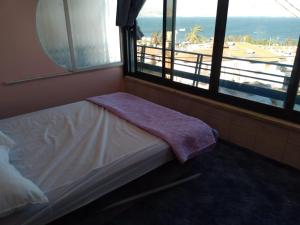 um quarto com uma cama e uma janela com vista em cohen sea of galilee em Tiberias