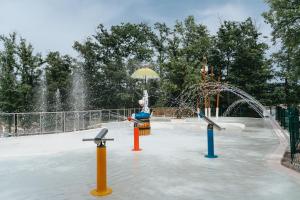 einen Wasserpark mit einer Wasserrutsche und einem Brunnen in der Unterkunft Orlando in Chianti Glamping Resort in Cavriglia