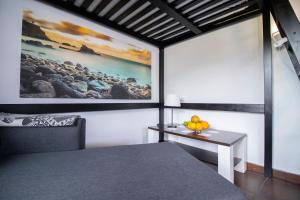 sypialnia z łóżkiem i stołem z pomarańczami w obiekcie Sunset Cortés & Castro Beach - La Fajana w mieście Los Realejos
