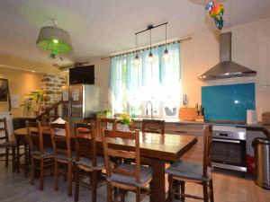 een keuken met een houten tafel en een eetkamer bij L'amarre aux anges in Cormatin